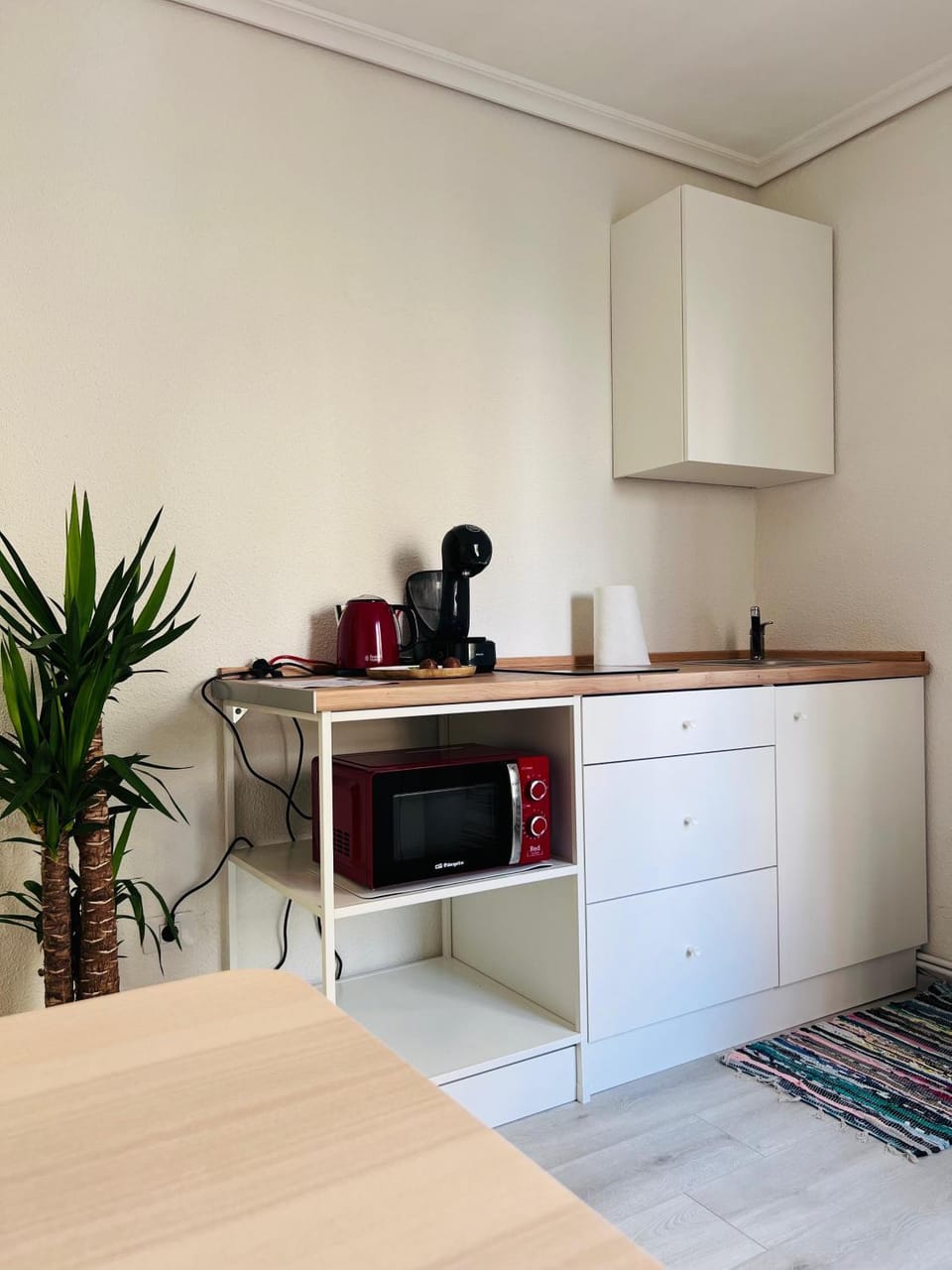 Coffee/tea facilities, Kitchen or kitchenette, Dining area, microwave