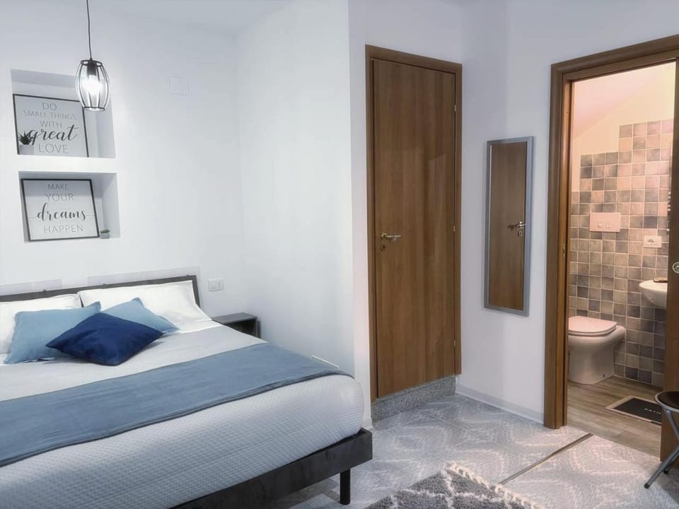 Bed, Bathroom