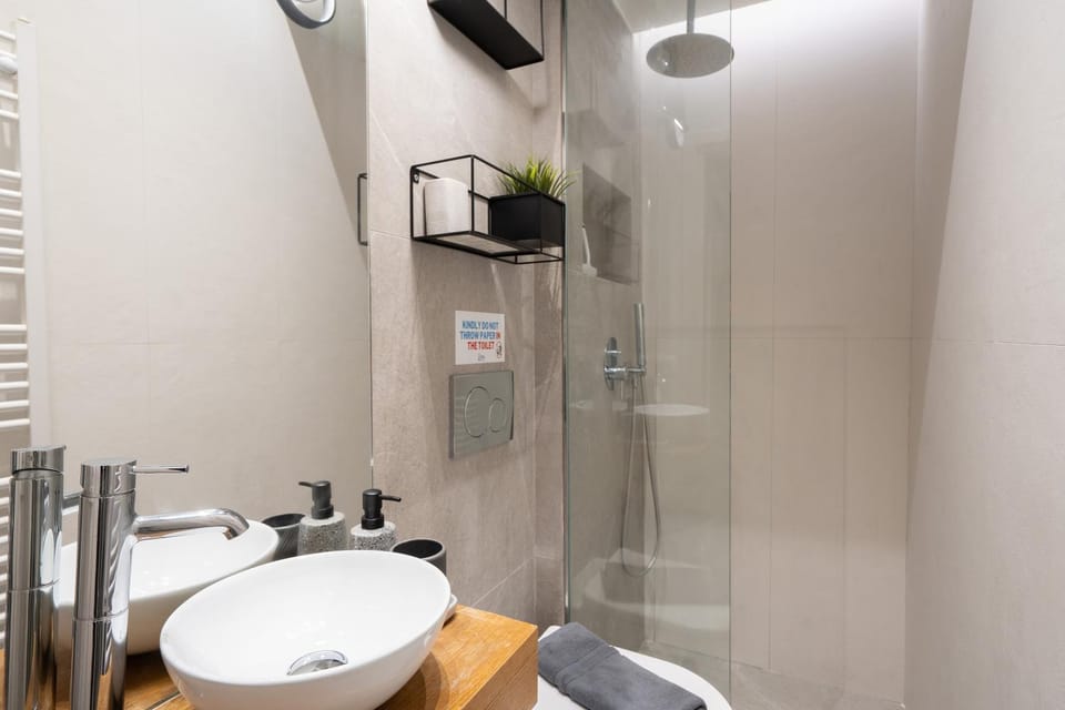 Shower, Toilet, Bathroom, towels