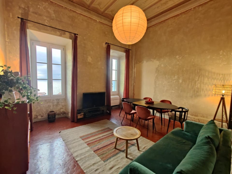 TV and multimedia, Living room, Seating area, Dining area
