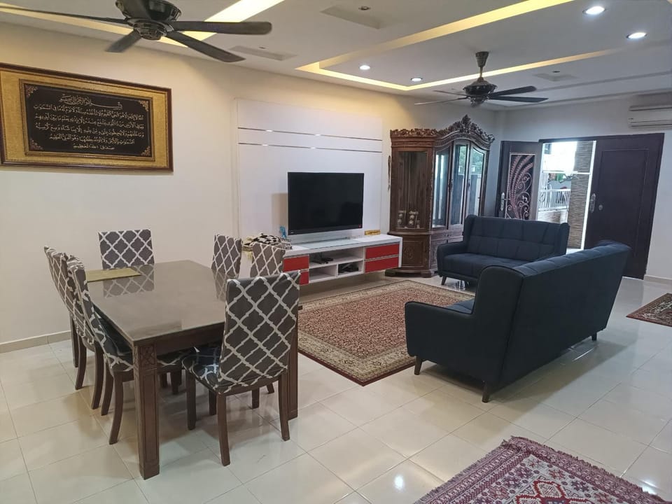 Communal lounge/ TV room, TV and multimedia, Living room, Dining area, Evening entertainment