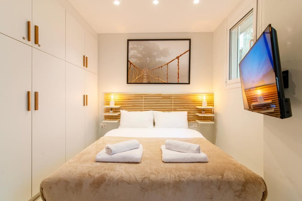 Bed, TV and multimedia, Bedroom, towels