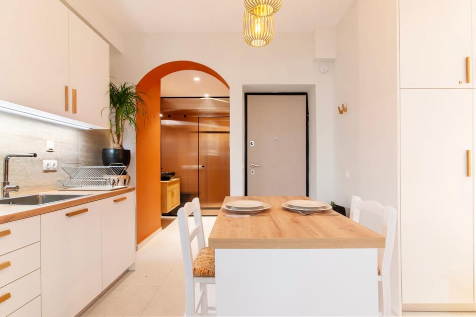 Kitchen or kitchenette, Dining area