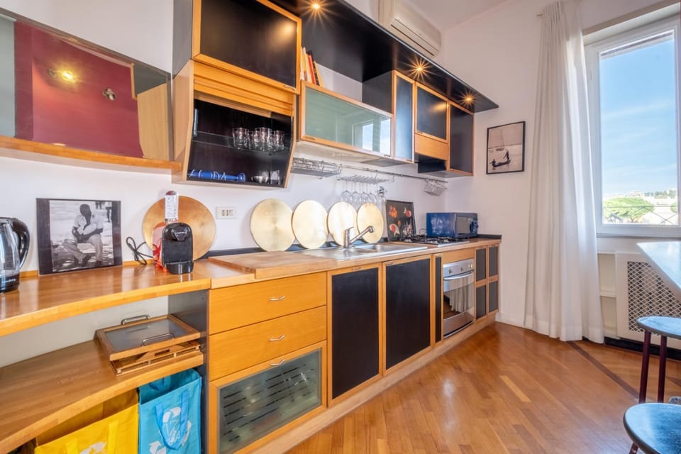 Coffee/tea facilities, Kitchen or kitchenette, Dining area, dishwasher, oven, stove, toaster
