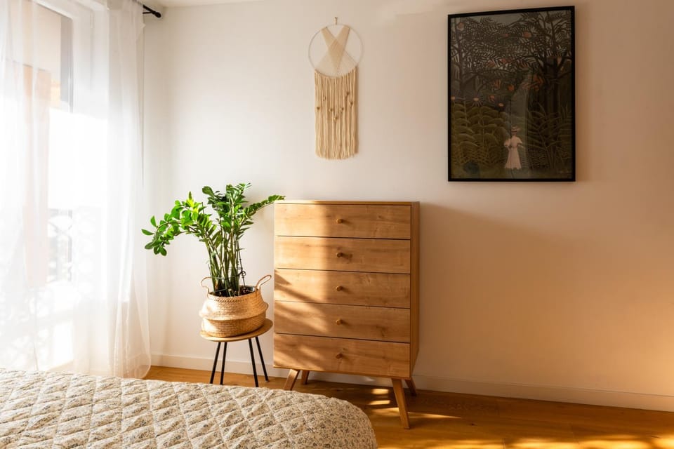 Photo of the whole room, Bedroom
