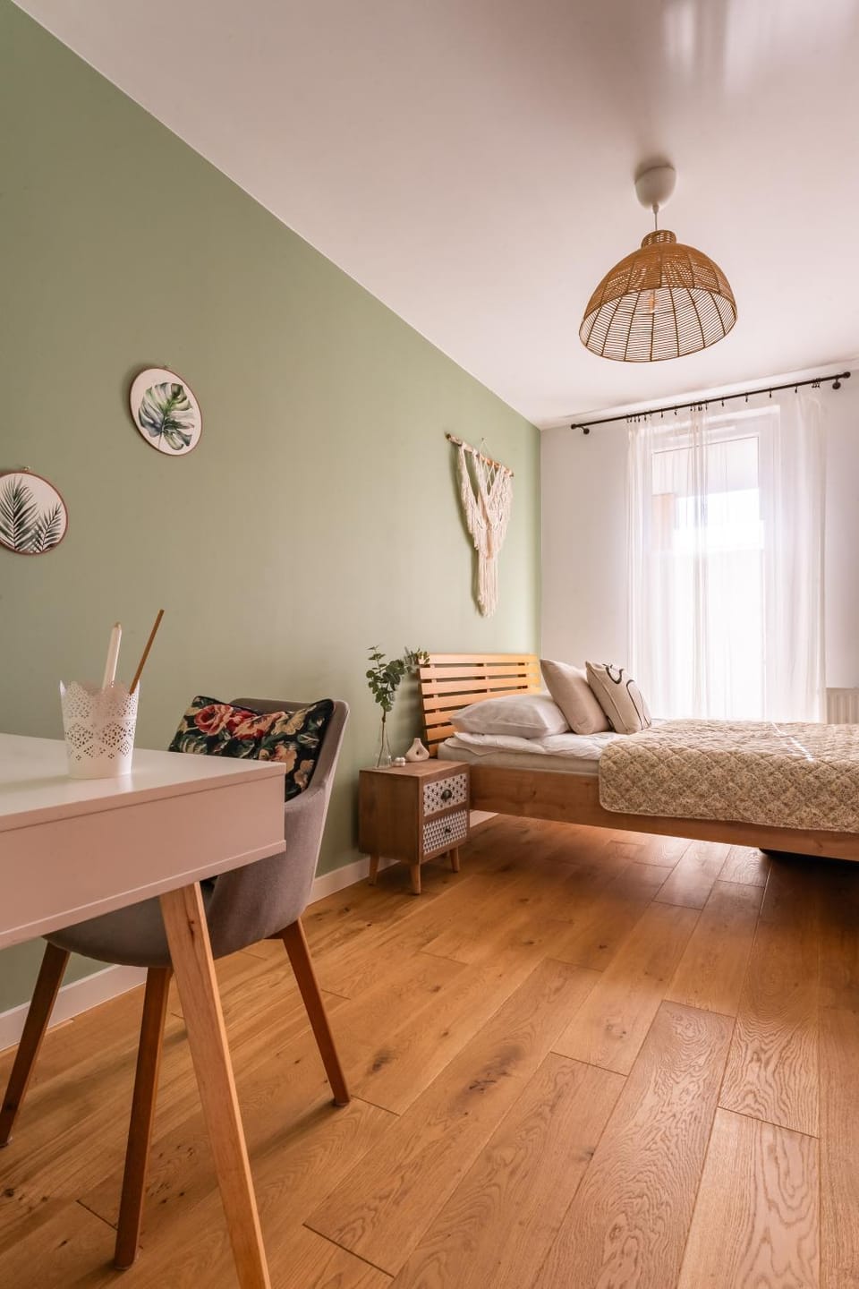 Photo of the whole room, Bedroom