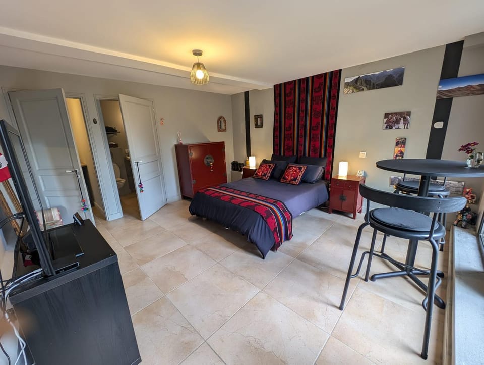 Bed, TV and multimedia, Photo of the whole room, Dining area, Bedroom