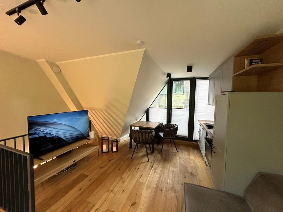TV and multimedia, Living room, Seating area, Dining area