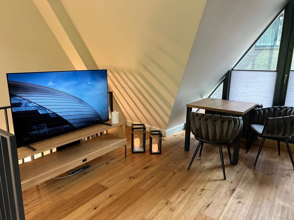 Communal lounge/ TV room, TV and multimedia, Living room, Seating area, Dining area, Evening entertainment