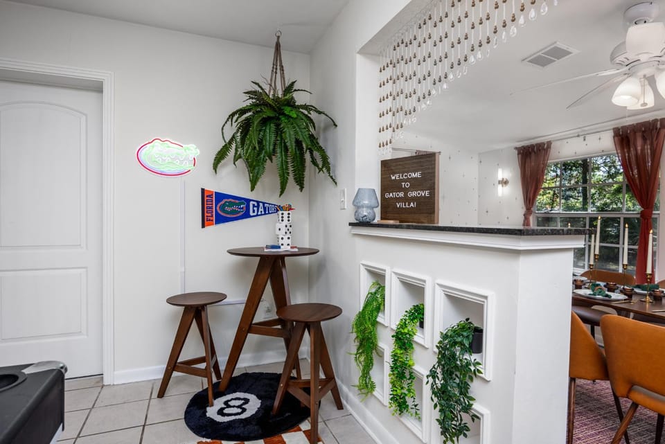 Kitchen or kitchenette, Seating area