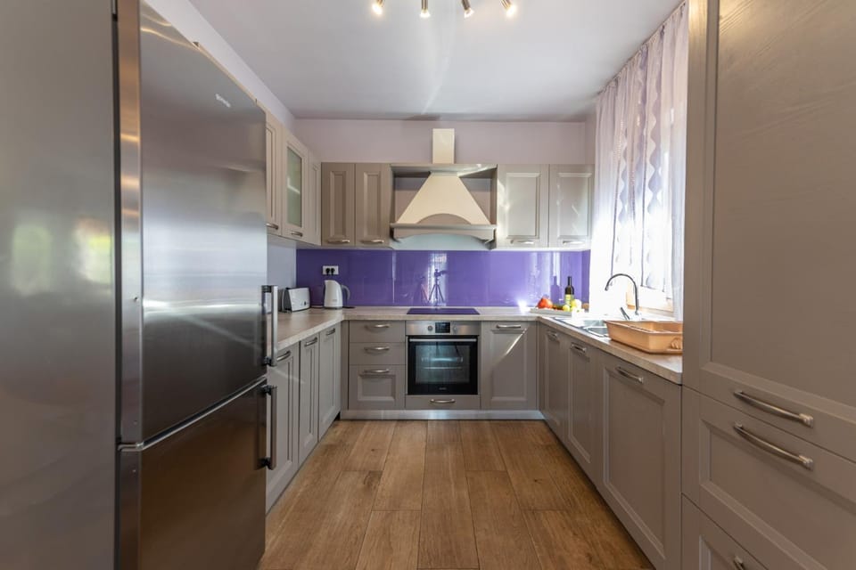 Kitchen or kitchenette, dishwasher, oven, stove