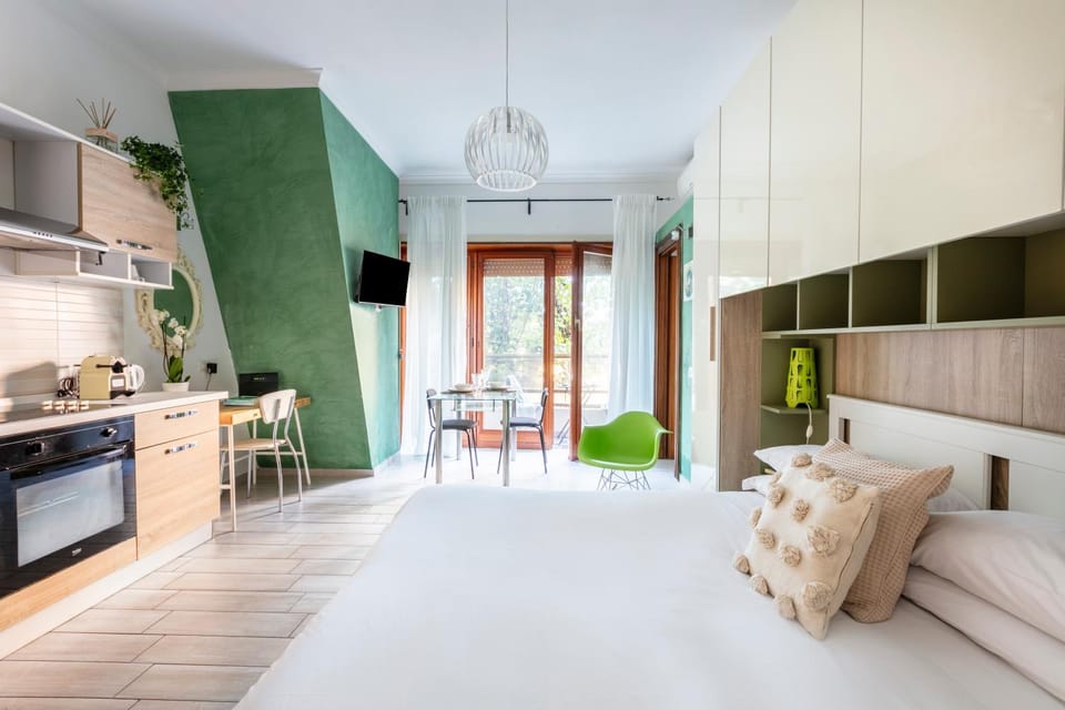 Bed, TV and multimedia, Kitchen or kitchenette, Photo of the whole room, Dining area, stove