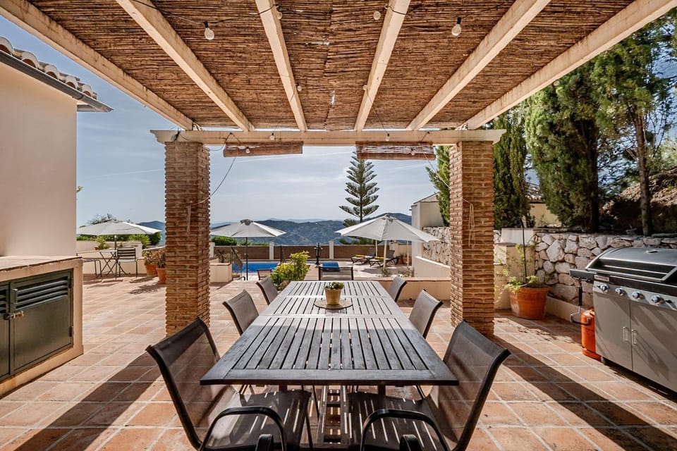 Villa-Atreju-fuer-bis-zu-10-Personen-mit-Pool-Gaestehaus-Top-Ausstattung Villa in Axarquía
