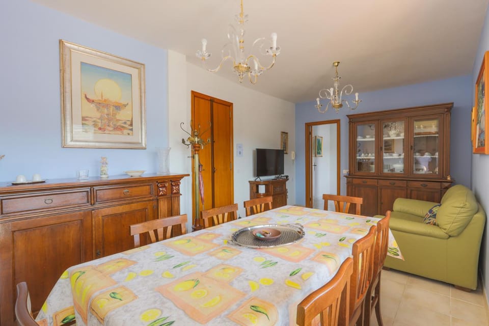 TV and multimedia, Living room, Seating area, Dining area, air conditioner