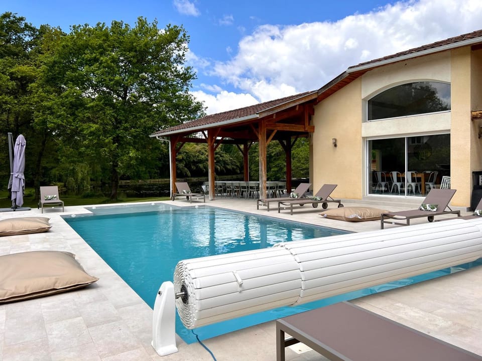 Property building, Patio, Day, Pool view, Swimming pool, Swimming pool, sunbed