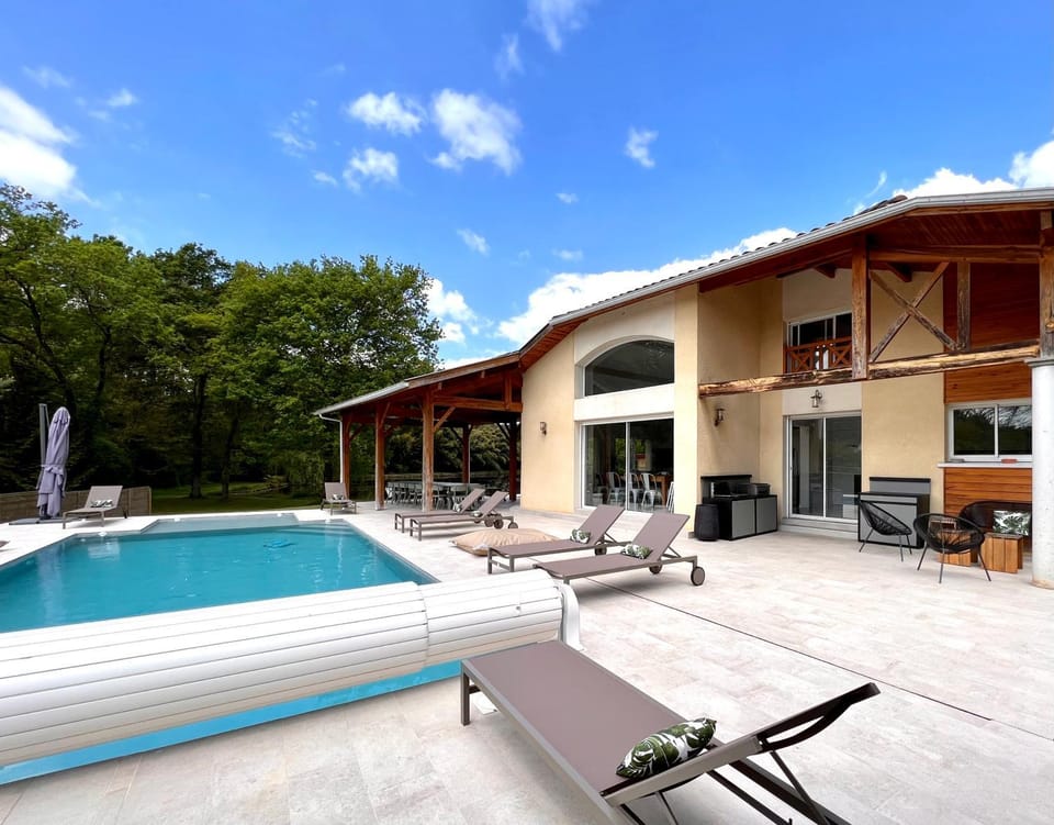 Property building, Patio, Day, Balcony/Terrace, Pool view, Swimming pool, Swimming pool, sunbed