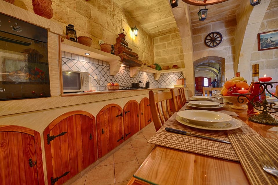 Kitchen or kitchenette, Food and drinks, Dining area, Food