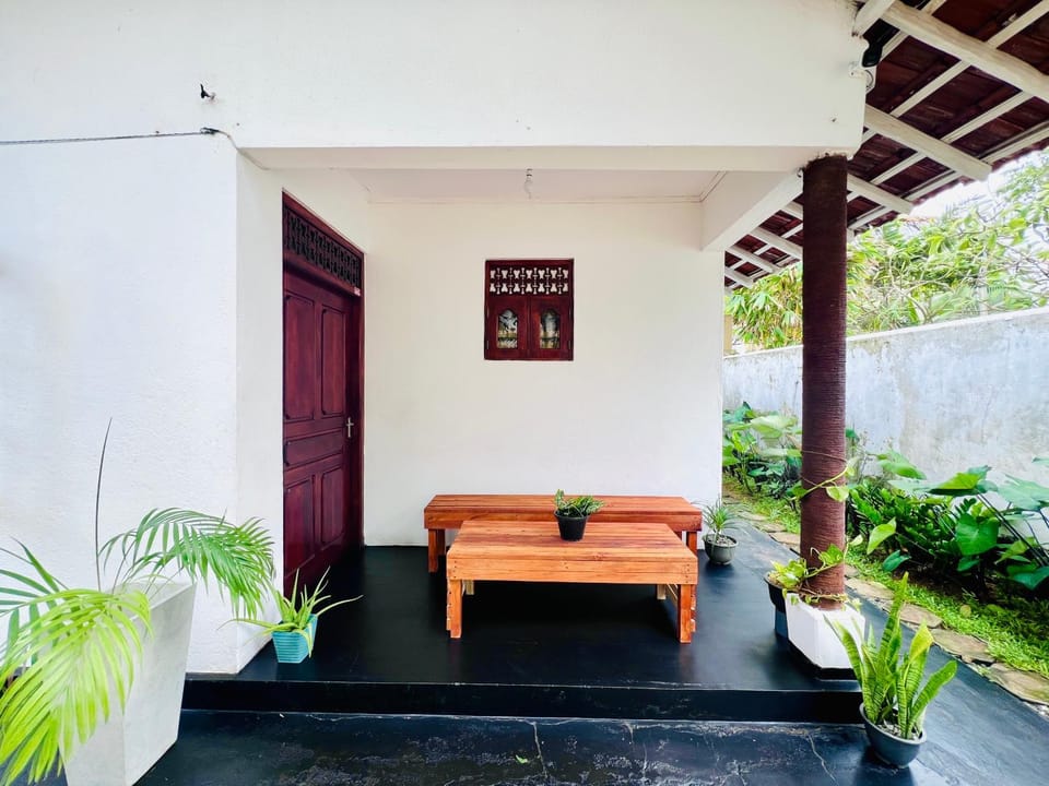 The White Villa Villa in Hikkaduwa