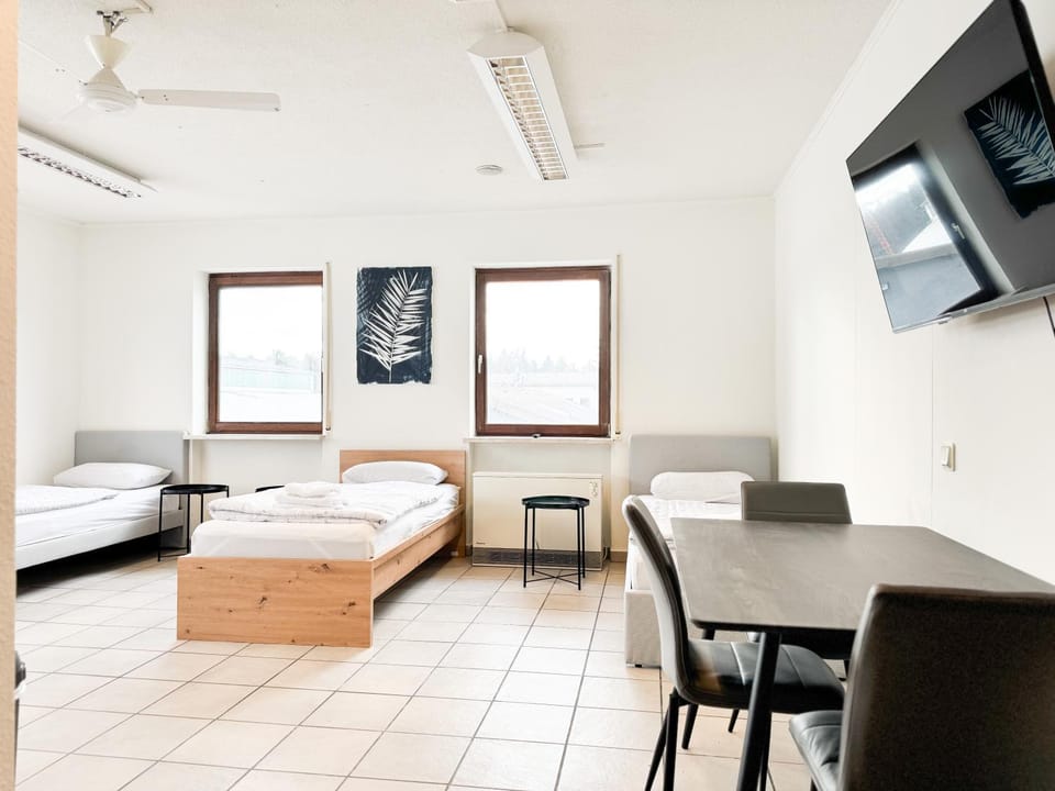 Bed, TV and multimedia, Photo of the whole room, Dining area
