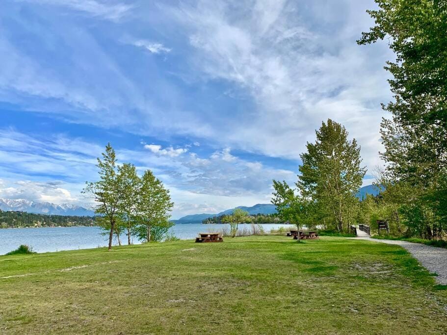 Lake View From Every Window! Apartment in Invermere
