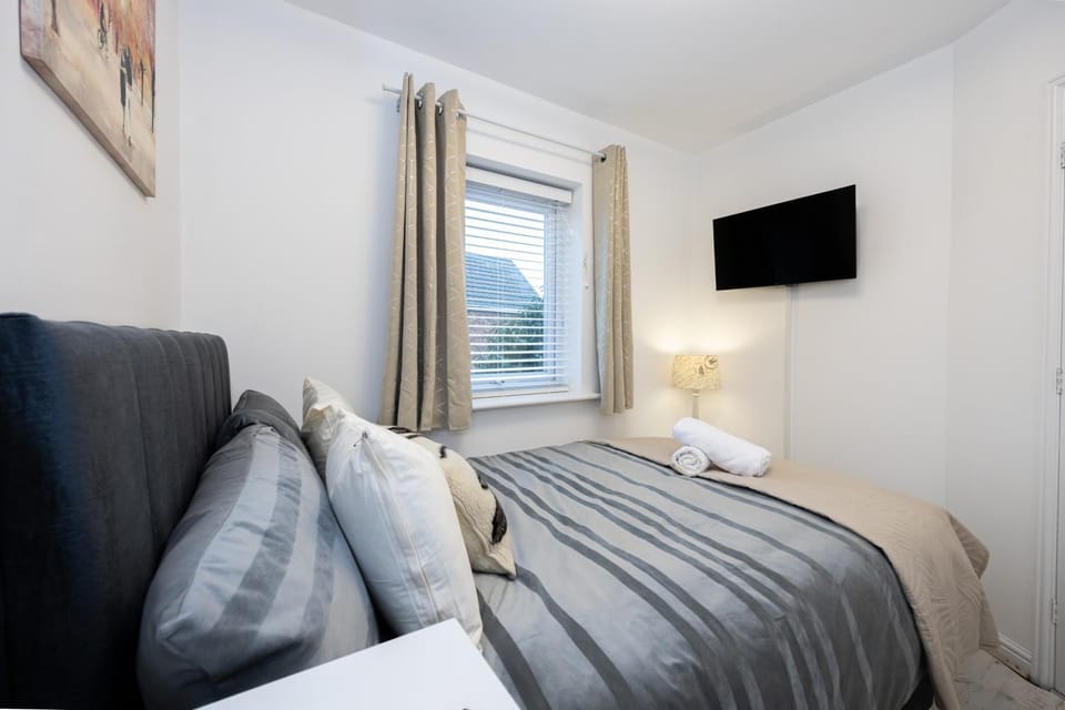Bed, TV and multimedia, Bedroom, internet