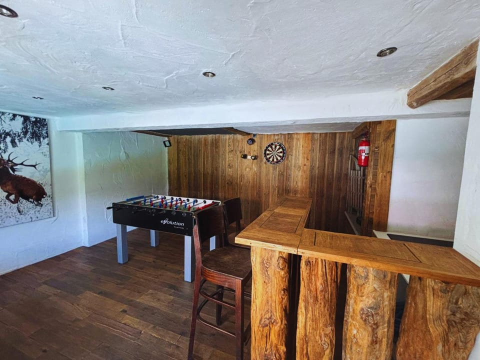 Darts, Game Room