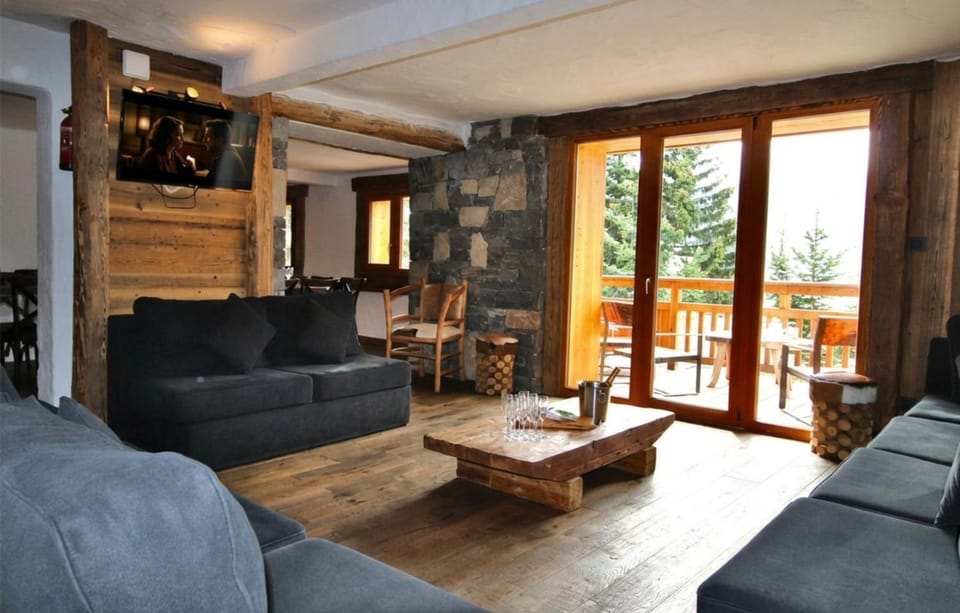 Prestigious Chalet for 18 Guests, Pool & Jacuzzi, close to slopes and resort center Chalet in Montgenèvre