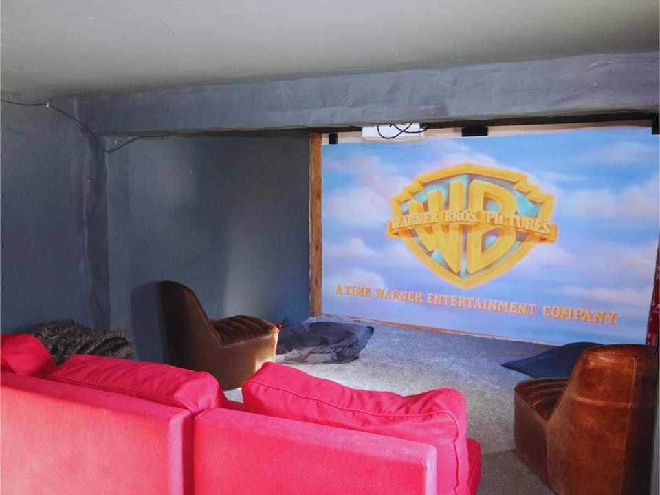 TV and multimedia, Living room, Evening entertainment
