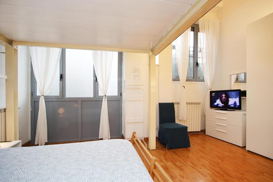Bed, TV and multimedia, Photo of the whole room, Bedroom