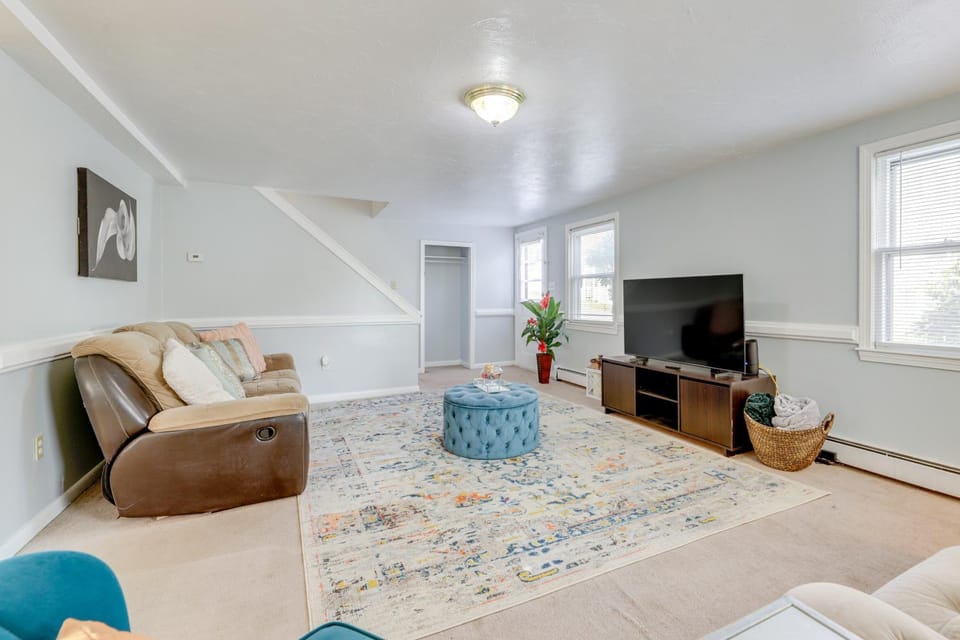 5 Mi to to Downtown Worcester: Quiet Townhome House in Worcester