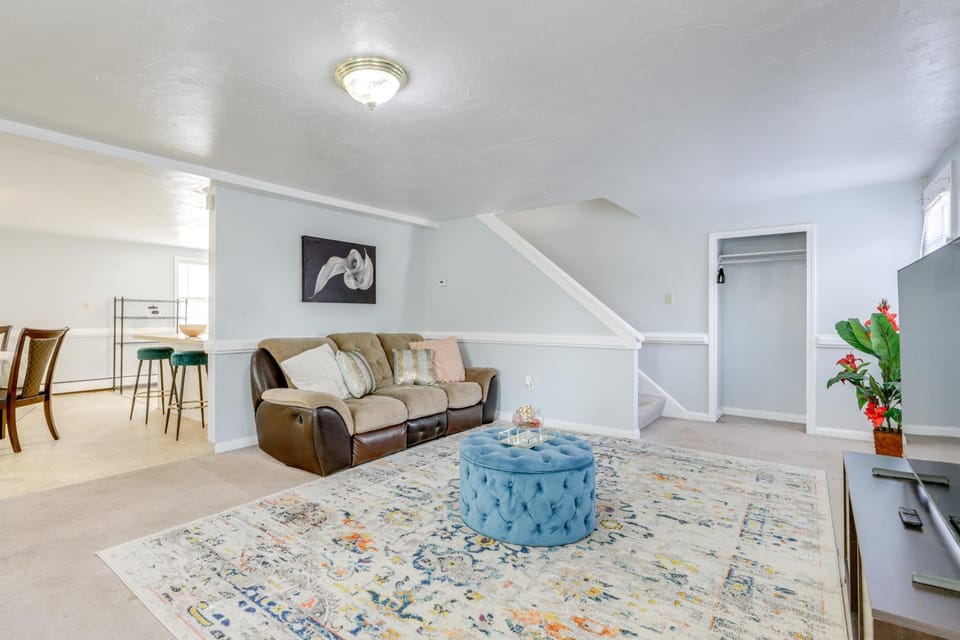5 Mi to to Downtown Worcester: Quiet Townhome House in Worcester