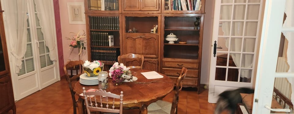 Library, Living room, Seating area