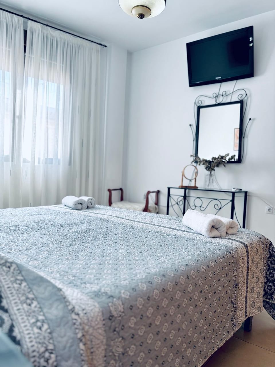 Bed, TV and multimedia, Photo of the whole room, Bedroom