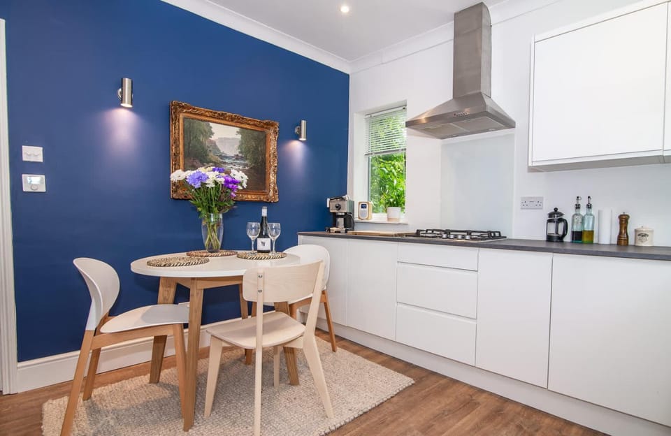 Kitchen or kitchenette, Dining area, stove