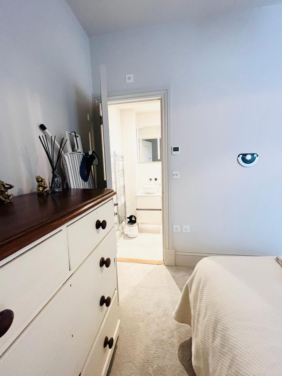 One Double bedroom with en-suite bath and shower and a separate toilet at the Royal - Homestay not Hotel Vacation rental in Bognor Regis