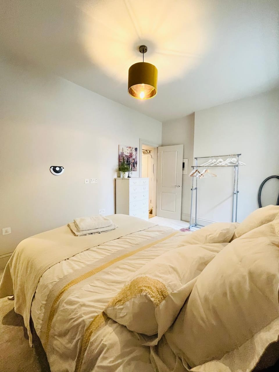 One Double bedroom with en-suite bath and shower and a separate toilet at the Royal - Homestay not Hotel Vacation rental in Bognor Regis