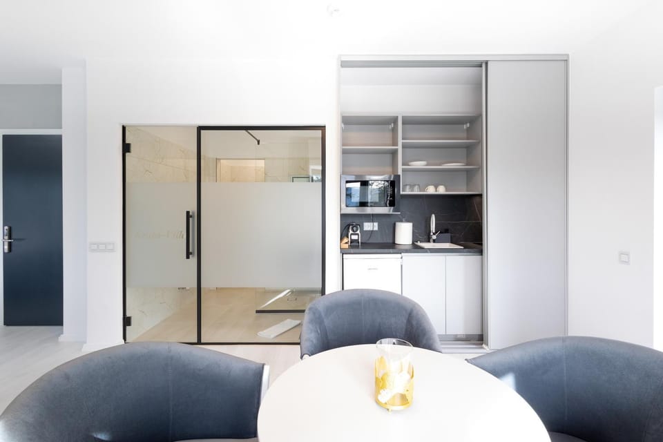 Kitchen or kitchenette, Dining area