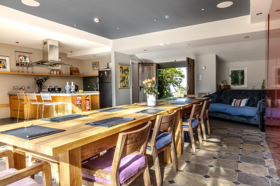 Kitchen or kitchenette, Seating area, Dining area