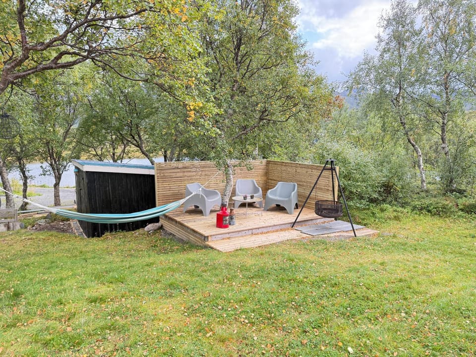 Flott hytte og naust med beliggenhet ved vannet! House in Lofoten