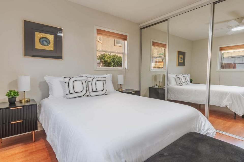 Family-Friendly Bay Views, Game Room, Hot Tub! Villa in San Diego