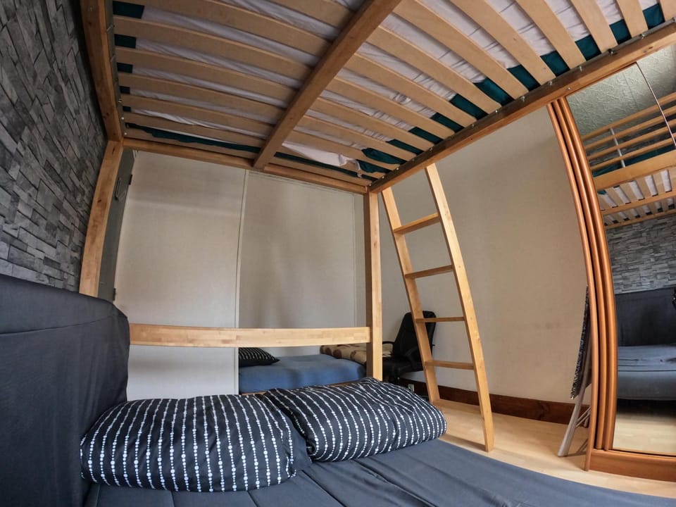 Chambre 3 lits pour 6 personnes métro 5 Vacation rental in Île-de-France