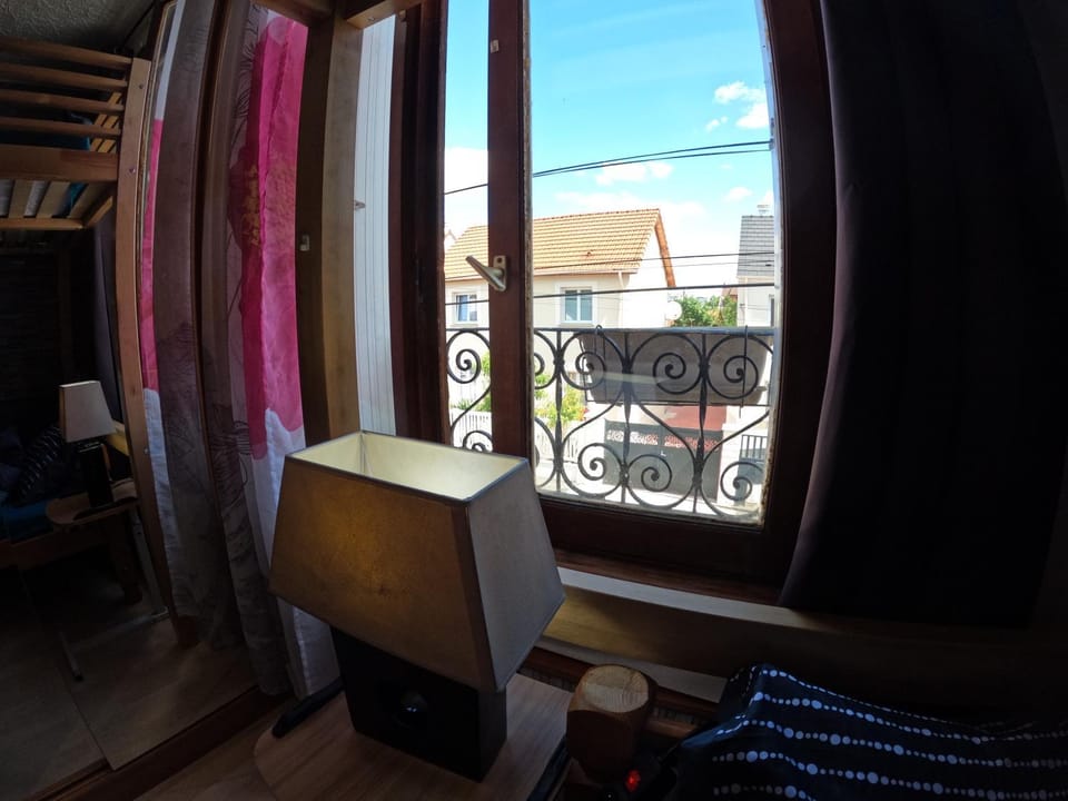 Chambre 3 lits pour 6 personnes métro 5 Vacation rental in Île-de-France