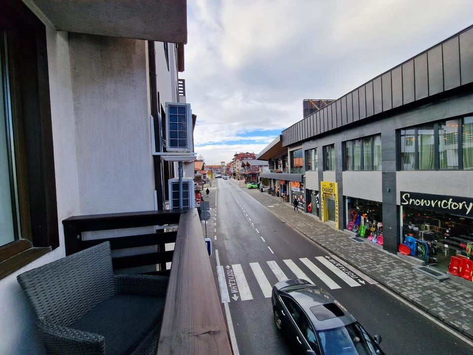 Balcony/Terrace, Street view, Location