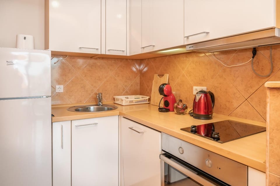 Coffee/tea facilities, Kitchen or kitchenette, dishwasher, oven, stove, toaster