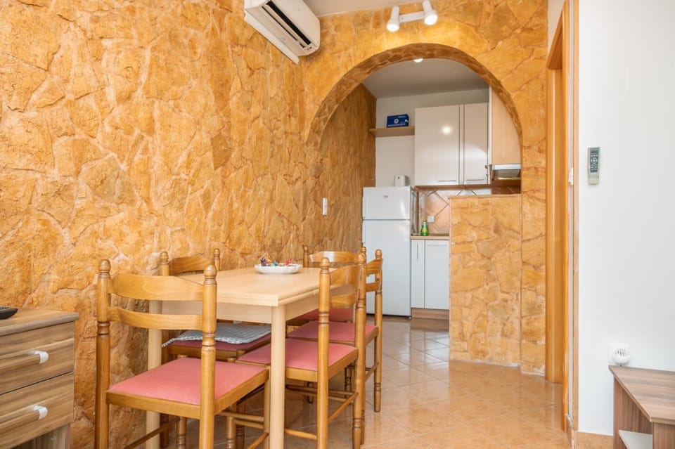 Kitchen or kitchenette, Dining area, air conditioner
