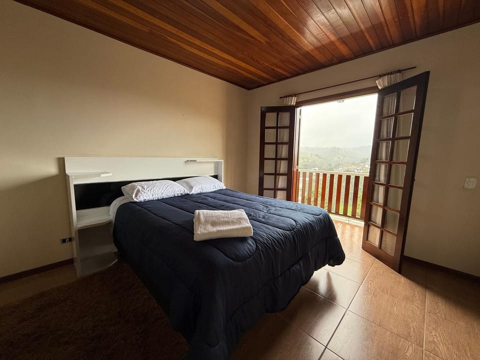 Bed, TV and multimedia, Photo of the whole room, Bedroom, towels