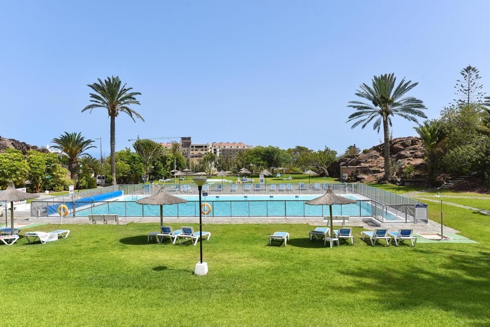 Swimming pool, sunbed