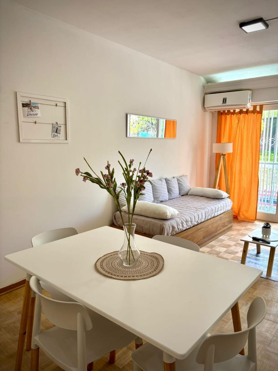Living room, Photo of the whole room, Seating area, Dining area