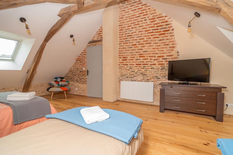 Photo of the whole room, Bedroom
