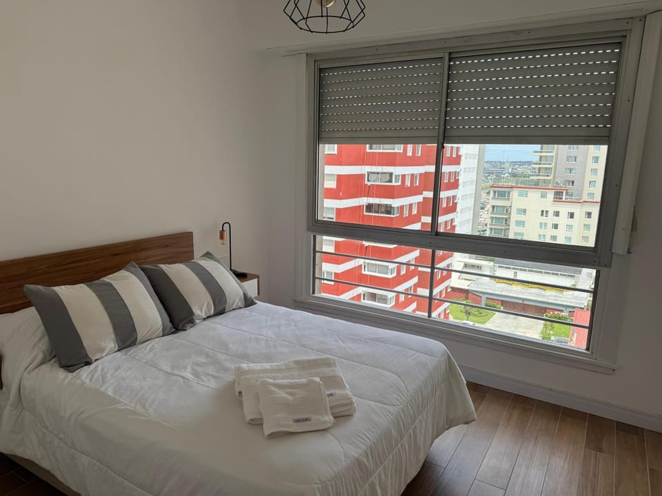 Bedroom, City view